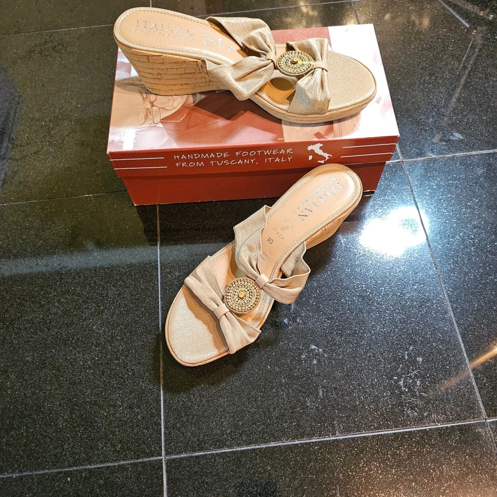 Italian Shoemaker Women's SZ 10M Bethany Beige Medallion Slip On Sandals